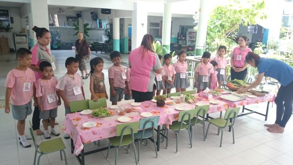 Bangkok-Lunch With Children