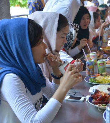 4. Kuala Lumpur Children Eating_v2